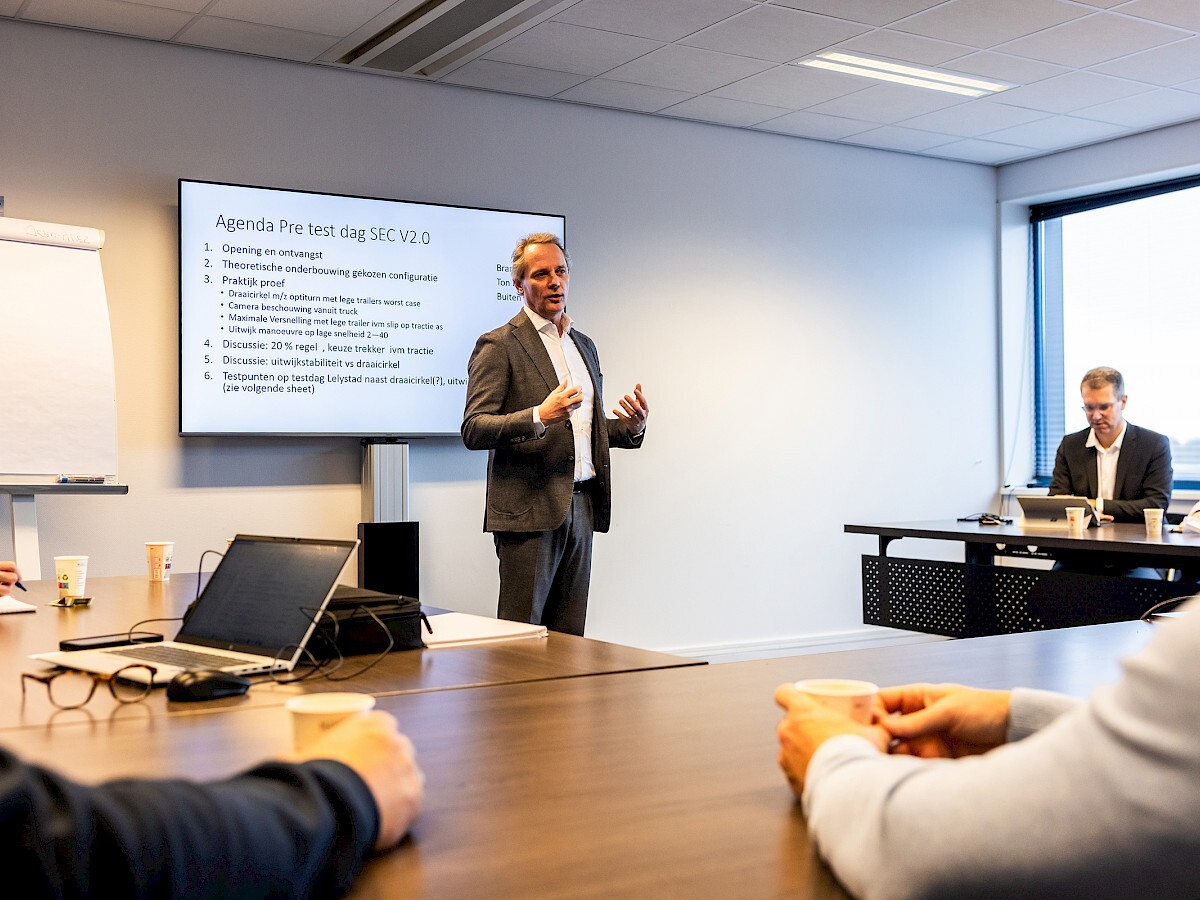 bram-ewals-presenting